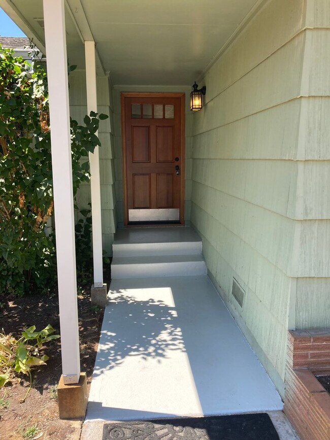 Foto del edificio - Quiet Three Bedroom Home in South Salem, L...