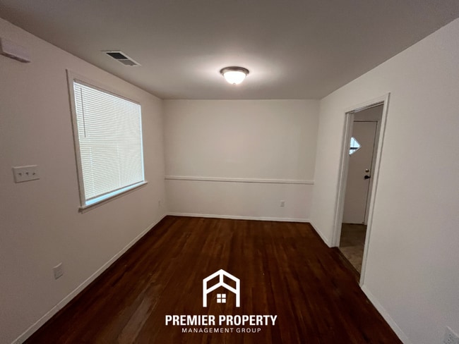 Foto del edificio - Spacious 3BR/2BA Home with Den & Living Room | Brick Fireplace & Large Yard