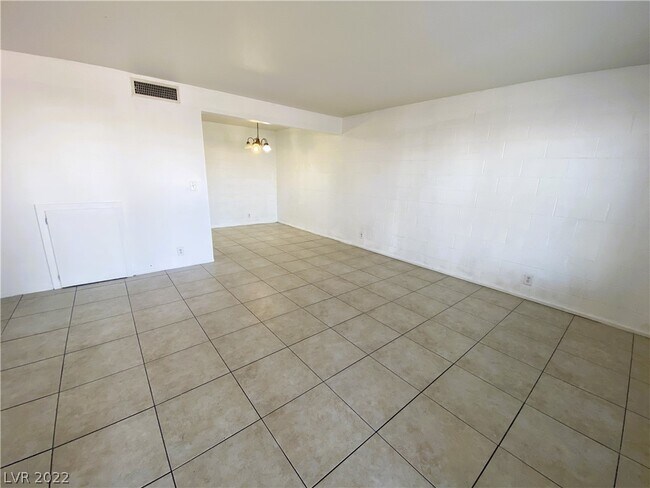 Building Photo - 615 S Royal Crest Cir