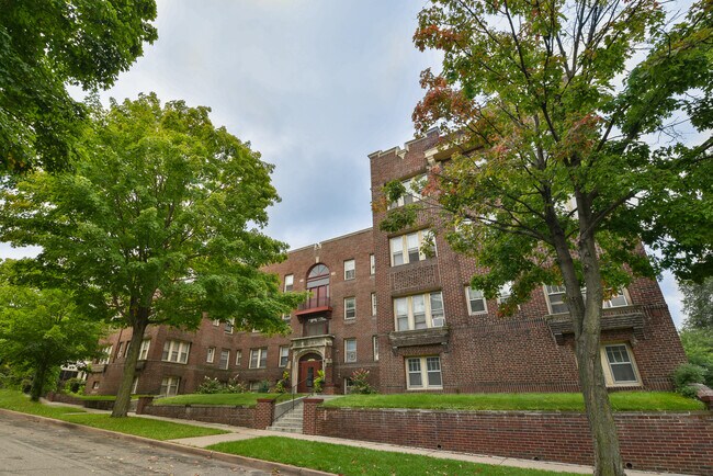 Building Photo - 145 S Chatsworth St