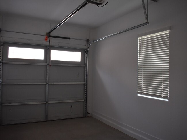 Building Photo - 2530 W Huntington Dr
