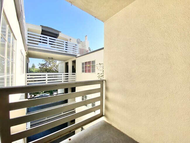 Building Photo - 245 N Ridgewood Plz