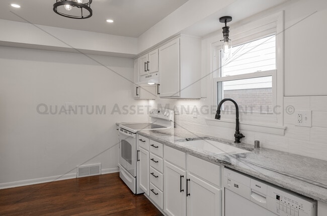 Building Photo - 5415 N Lydell St