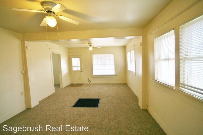 Building Photo - 3 br, 1 bath House - 404 E. 8th St.