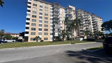 Building Photo - 4174 Inverrary Dr