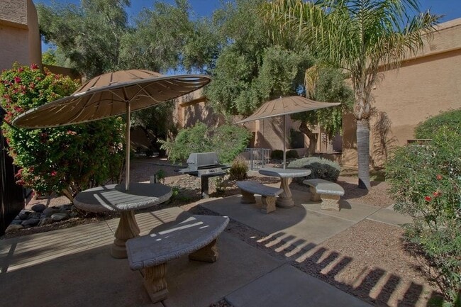 Building Photo - 3131 W Cochise Dr