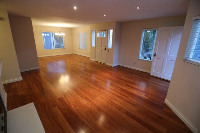 Building Photo - Refurbished Cape Cod Townhome – 2 Master B...