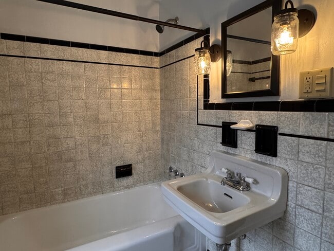 Building Photo - 849 Kewanna Ave