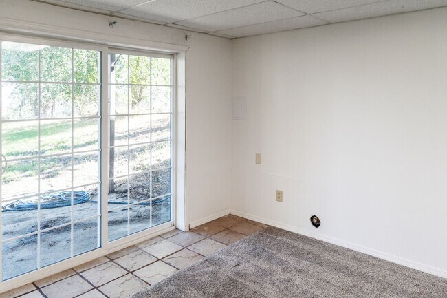 Foto del edificio - Spacious 5 Bedroom, 2 Bath Duplex with Gar...