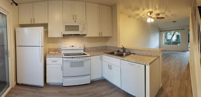 Building Photo - Townhome close to Santee Lakes!