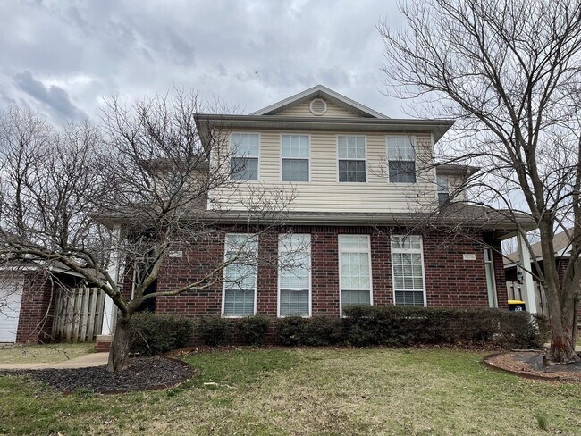 Foto del edificio - Beautiful 3 bed 2.5 bath townhouse with fe...