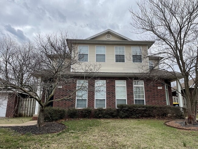 Building Photo - Beautiful 3 bed 2.5 bath townhouse with fenced in yard.