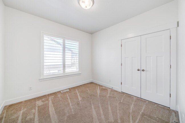 Building Photo - 1595 N 3700 W
