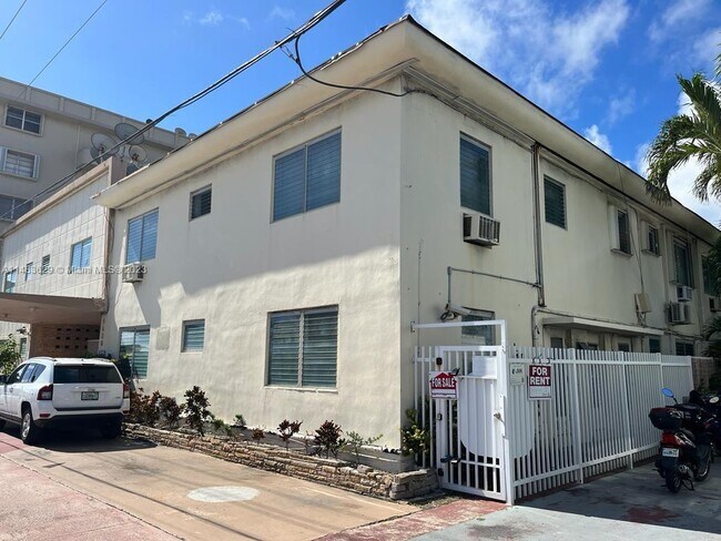 Foto del edificio - 8420 Byron Ave