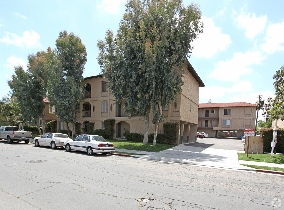 Primary Photo - 4240 Menlo Ave