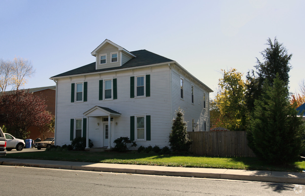 Building Photo - 8753 Signal Hill Rd