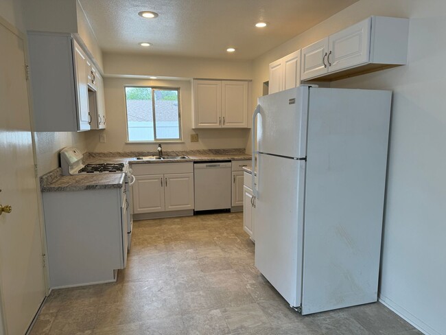 Building Photo - 4 Bedroom, 2 Bath Home, Located in Riverside