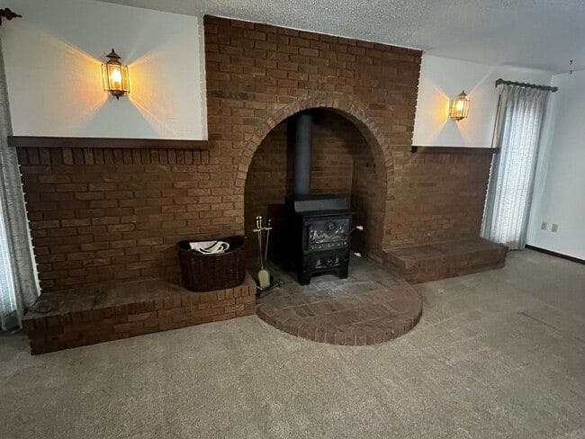 Building Photo - Rare FOUR Bedroom Single Family Home for Rent