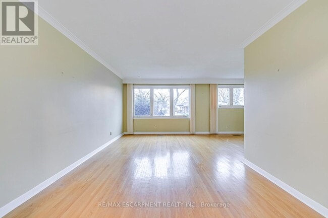 Building Photo - 664 Geneva Park Dr