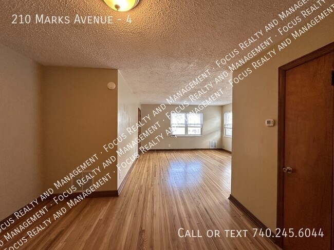 Foto del edificio - 210 Marks Ave