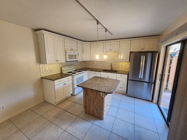 Building Photo - Well maintained 2/2.5 Cedar Dunes Townhome