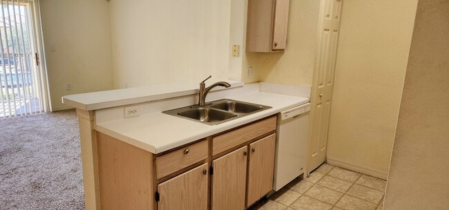 Building Photo - 5451 Vineland Rd