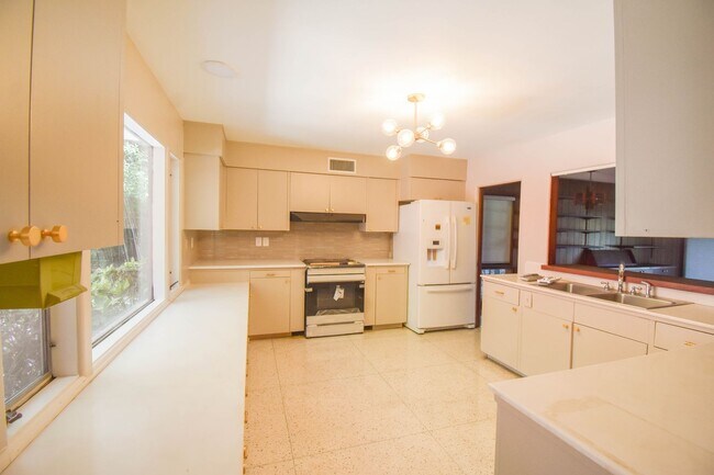 Foto del edificio - 4 Bedroom 3.5 Bathroom On The Lake!