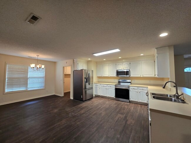 Building Photo - 3682 Beacon Dr