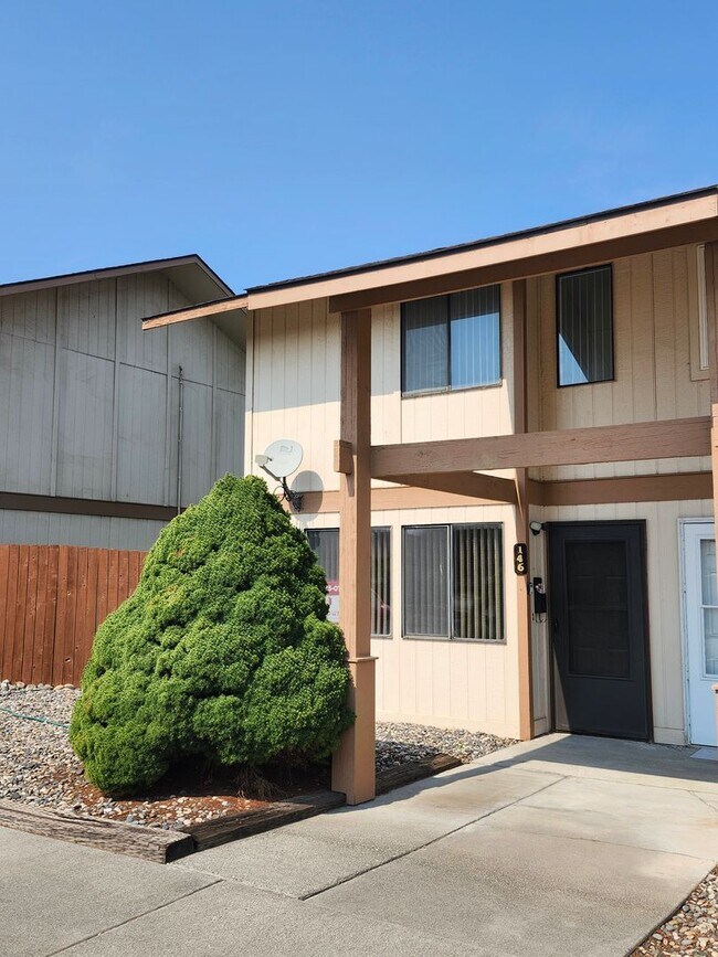 Foto del edificio - Spacious N. Richland Townhome- Includes Washer & Dryer!