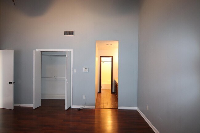 Building Photo - 4765 Folsom Dr