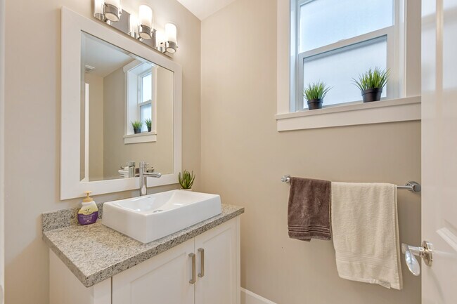 Building Photo - Spacious Luxury 4 Bed + Den Whole Home in Willoughby Heights
