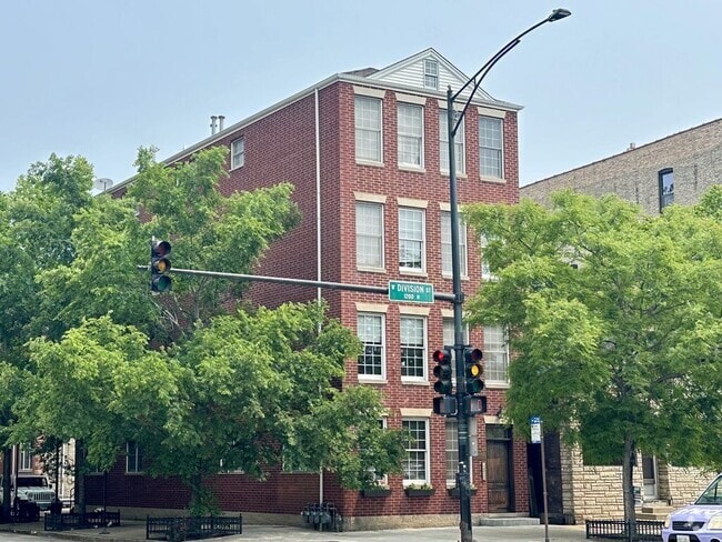 Building Photo - 1424 W Division St