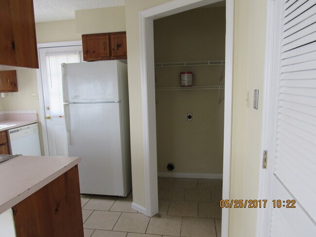 Building Photo - Home In Blue Pool