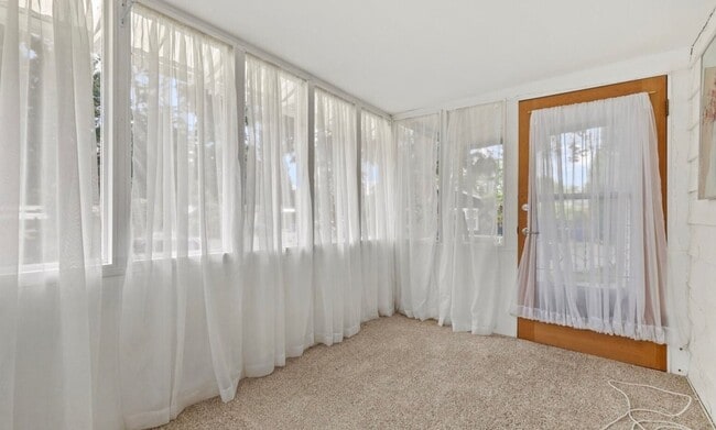 Building Photo - For Rent in Hollyhills – Bothell, WA