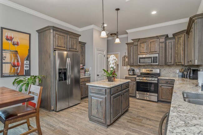 Building Photo - Beautiful Home in Desirable Dogwood South