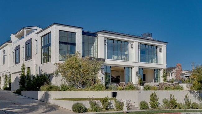 Building Photo - 2820 Bayview Dr