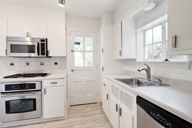 Foto del edificio - 1667 Primrose Rd NW