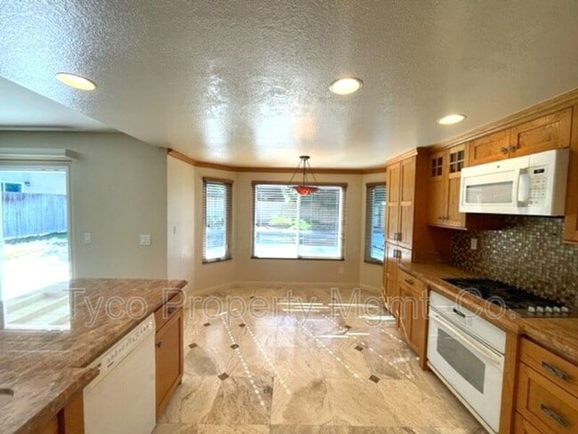 Building Photo - 526 Trailridge Dr