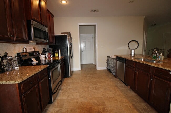 Foto del edificio - 650 Dunrobin Ln