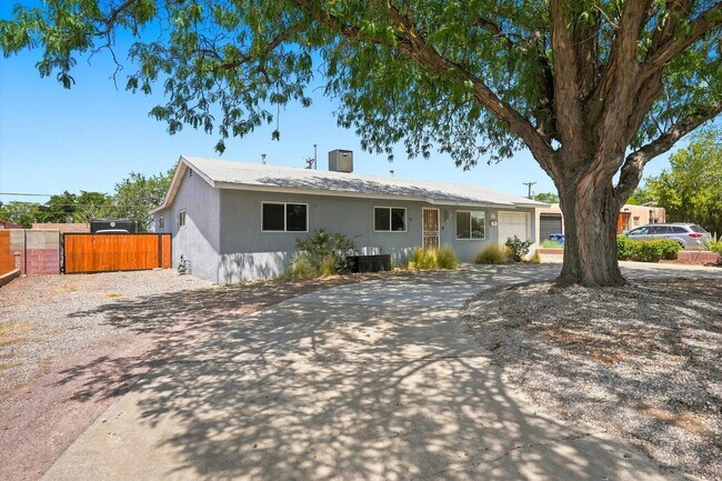 Foto del edificio - 3707 Comanche Rd NE