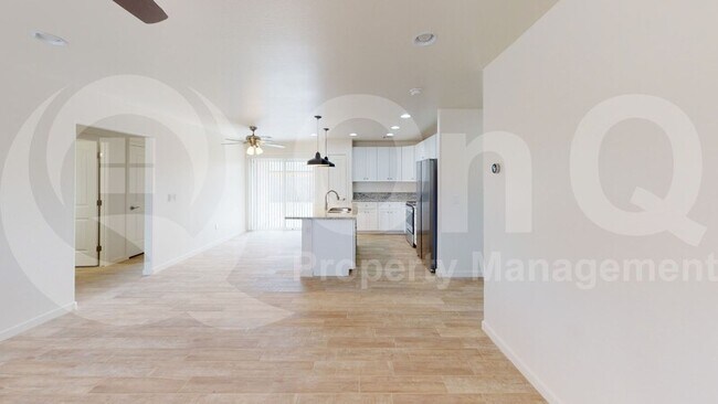 Building Photo - 9943 W Bradshaw Dr