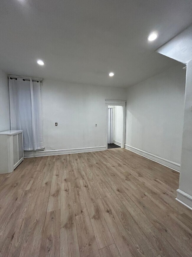 Building Photo - Newly renovated 3 bedroom lots of storage ...