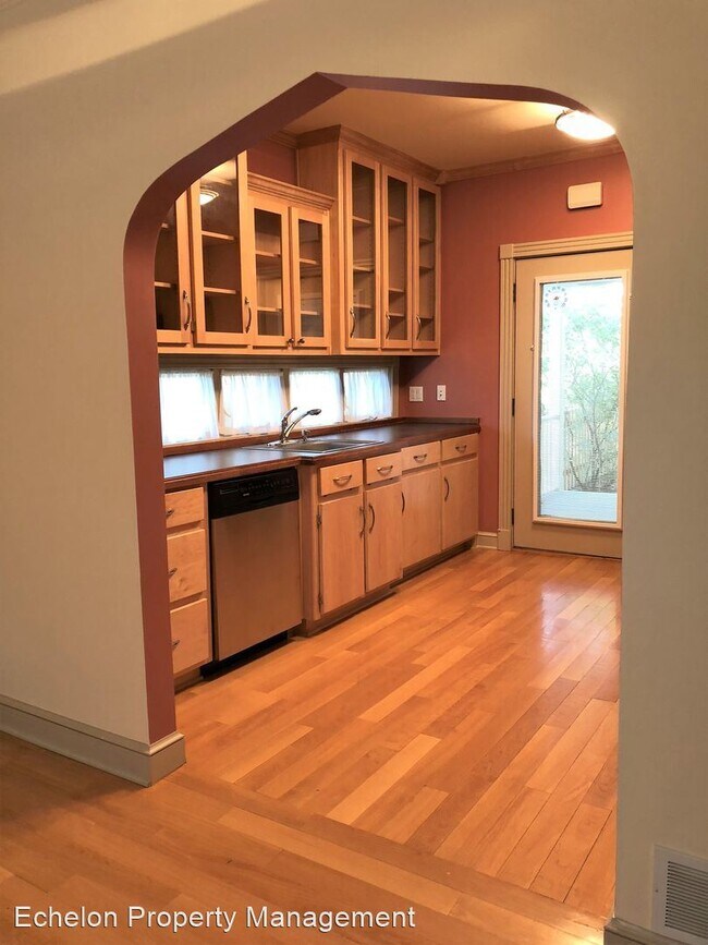 Building Photo - 2 br, 2.5 bath House - 812 N Broadway