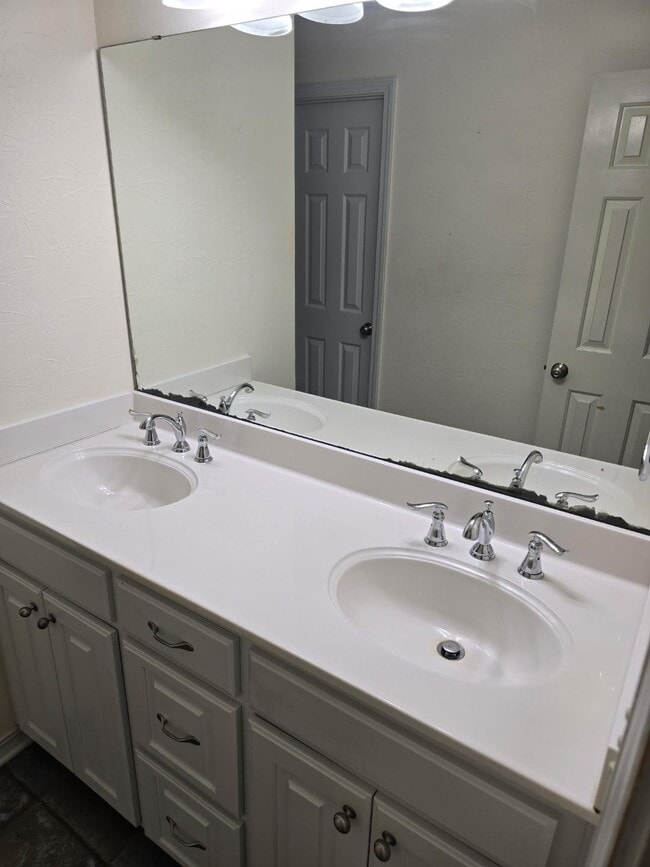 Building Photo - 231 Fountain View