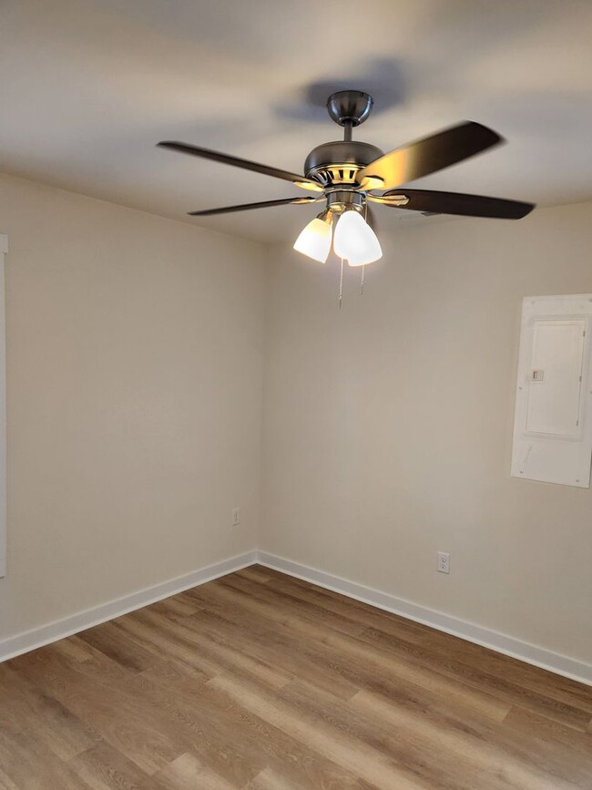 Building Photo - Blackstone 2 Bed 1 Bath New Duplex-Conveni...