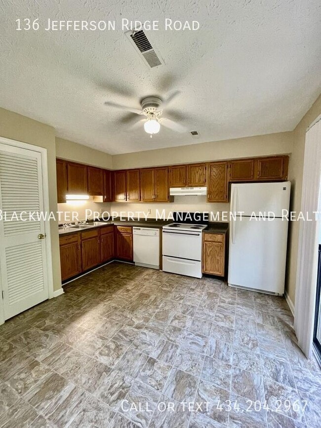 Foto del edificio - 136 Jefferson Ridge Rd