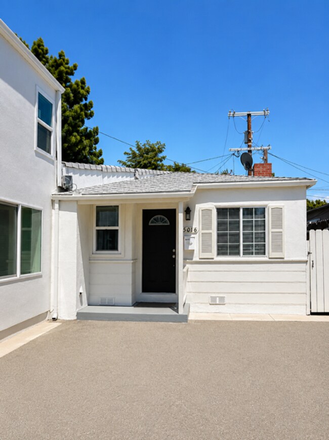 Foto del edificio - Sherman Oaks 2BD w/ Private Backyard, In-Unit W/D & Parking
