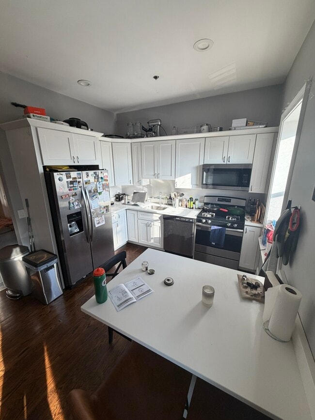 Building Photo - 172 W 4th St