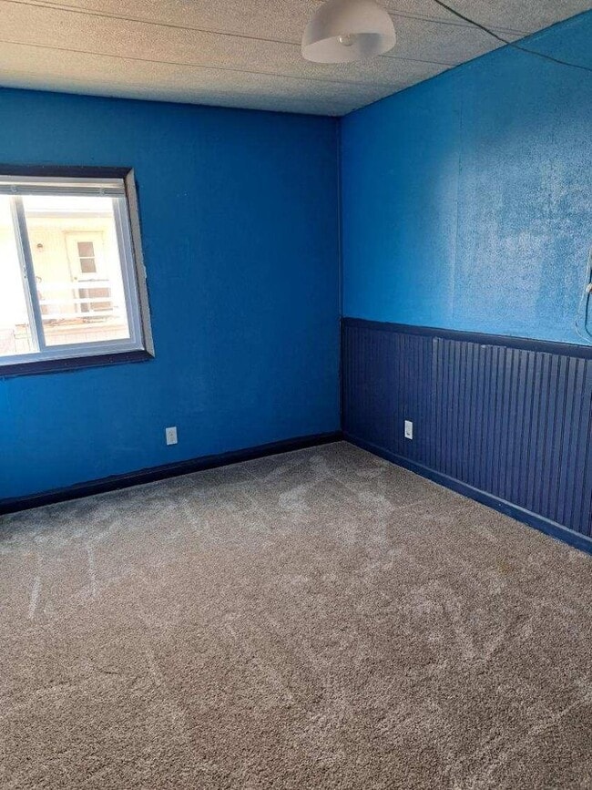 Building Photo - 3 bedroom,  2 bath on a quarter acre for rent