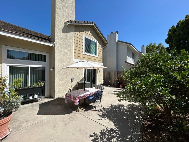 Foto del edificio - Beautiful 3 Bedroom 3 Bath Townhome with Loft in Orange!